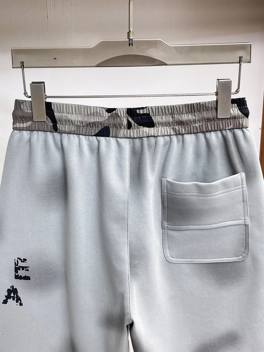 Balenciaga's three-standard complete 2026 summer New Arrival men's casual shorts, advanced custom-made Breathable fabric, Breathable fabric, extremely stretchy and comfortable, impeccable details, top-grade accessories, original logo design concept, delicate and soft feel! The upper body fit is awesome! Size: M-XXXL Please state your height and weight when ordering